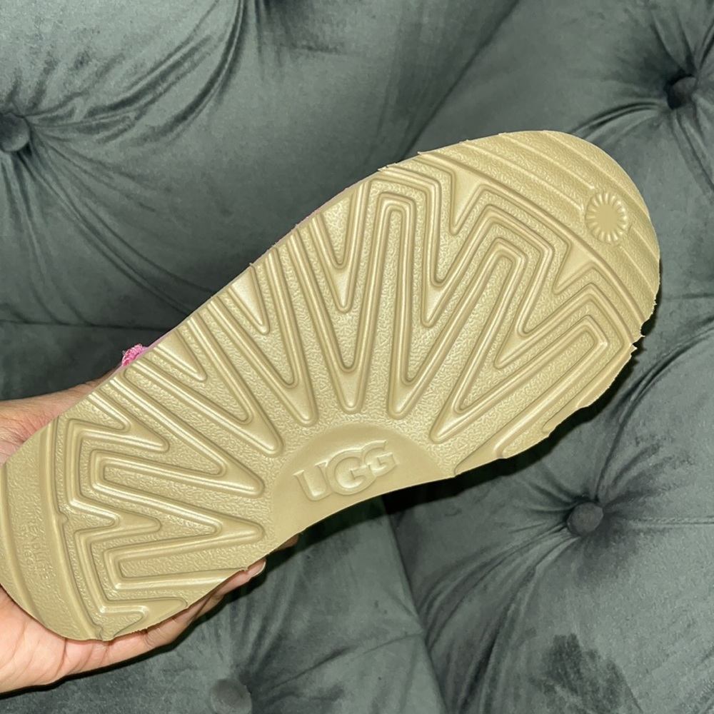 UGG - Picture 3 of 6